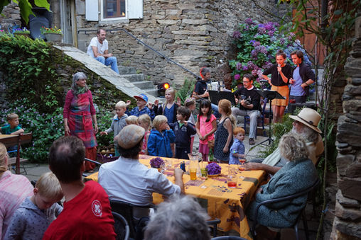 vakantie, camping, vakantiehuisjes, huisjes huren, boshuisje, hutje in het bos, zuid-frankrijk, wandelen, gîtes, rustig, natuur, veilig, leuk voor kinderen, poezen, schapen, natuurlijk zwemwater, vakantie met muziek, brocante, charmecamping, minicamping, natuurcamping, bioboerderij, kinderboerderij, moestuin, hartelijk, vriendelijk, nederlandse eigenaren, persoonlijk