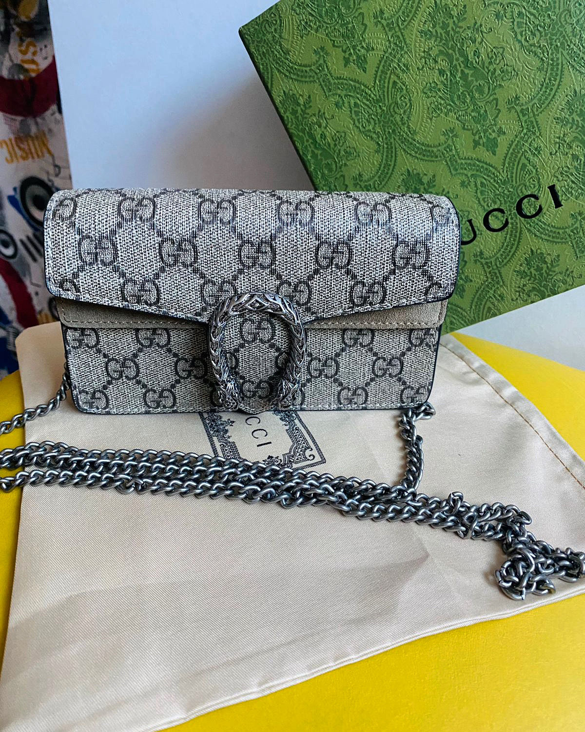 Bolsa Gucci pequena na caixa 