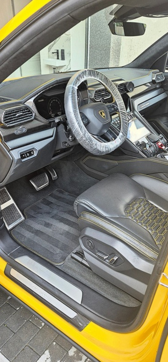 Lamborghini Urus, чист салон след почистване
