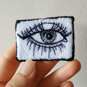 Broche oeil N&B