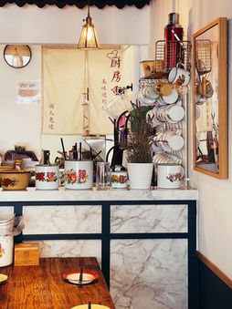 Contemporary dining space balancing heritage influences and modern hospitality