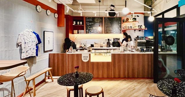 Welcoming café space balancing work, leisure and social interaction