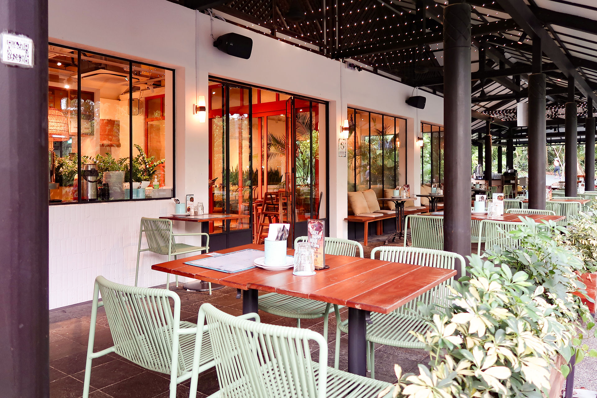 Dining space creating a seamless connection between architecture and nature