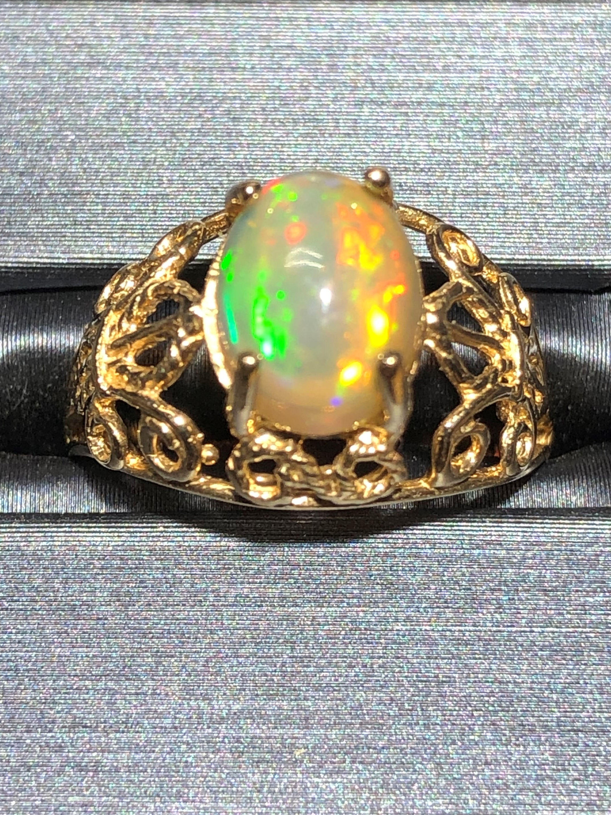 1.41 ct. fleu di lis opal ring.