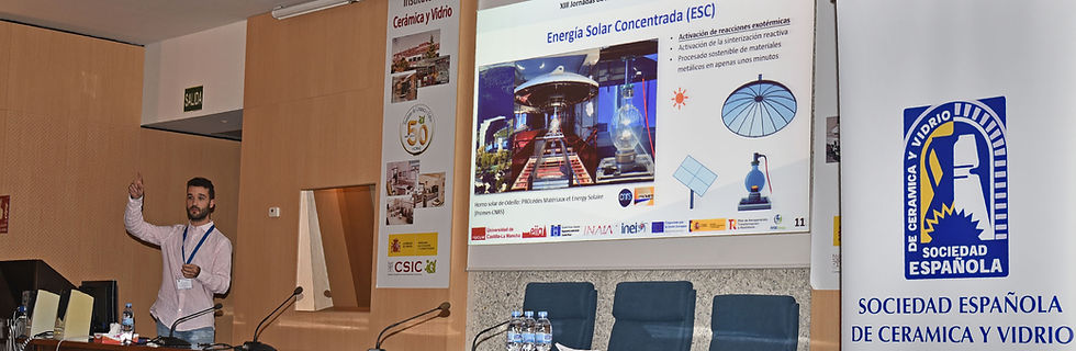 Abraham Sánchez Romero presenting his research on advanced materials and sustainable manufacturing at a scientific conference.