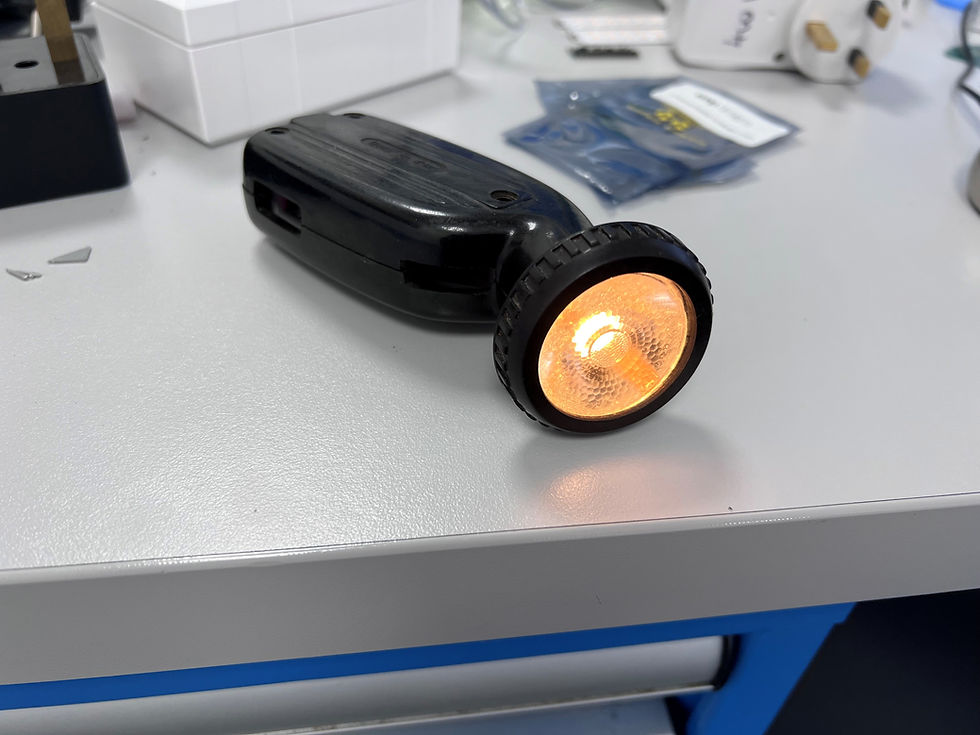 Egy 1917-es katonai zseblámpa, amely megőrizte eredeti korabeli megjelenését, miközben belül modern LED-es és rádióvezérlésű technológiával lett felszerelve, hogy a kamerán is használható legyen.