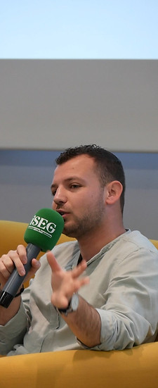 Photo de Rémy, en conférence pour des étudiants