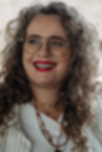 Vrolijke vrouw met krullend haar en vintage bril en rode lippenstift