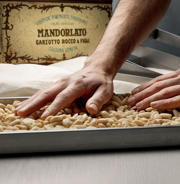 Miniaturbild: Crumbly Almonds Nougat Pine Garzotto 200g
