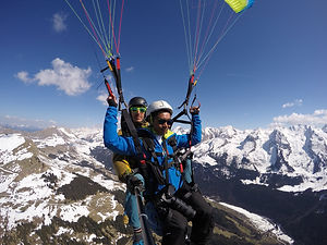 Les Aravis vue du ciel, lors d'un vol en parpente biplace deupuis le Lachat du Grand Bornand. Vu imprennable, incroyable. Le passager prend les commandes du parapente pour découvrir les joies du pilotage.