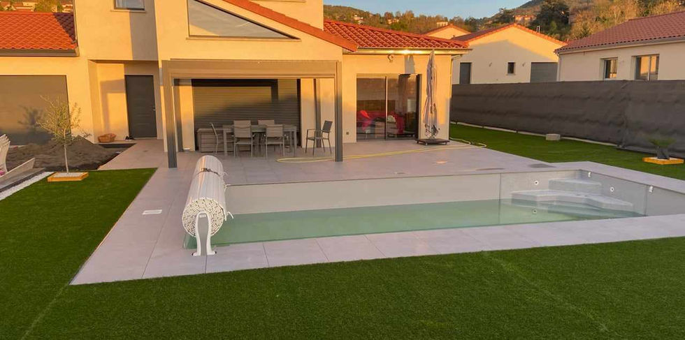 Terrasse sur plots avec dalles céramique pour bord de piscine