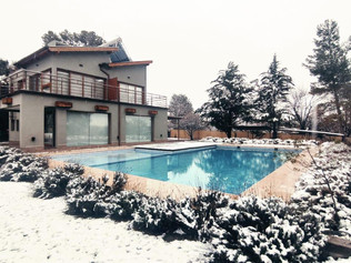 Jardin y piscina nevada.