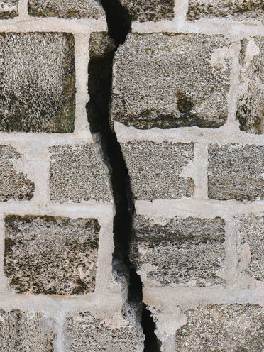 The Difference Between Breach of Contract and Breach of Warranty