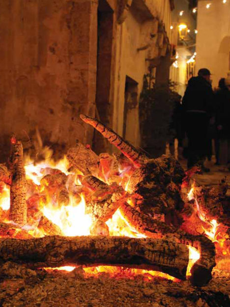 There was a time when the silence of the evening was never empty, but filled with voices.A time when the streets of the old town knew no traffic, only the soft sound of children playing, sudden bursts of laughter, and stories told in passing.