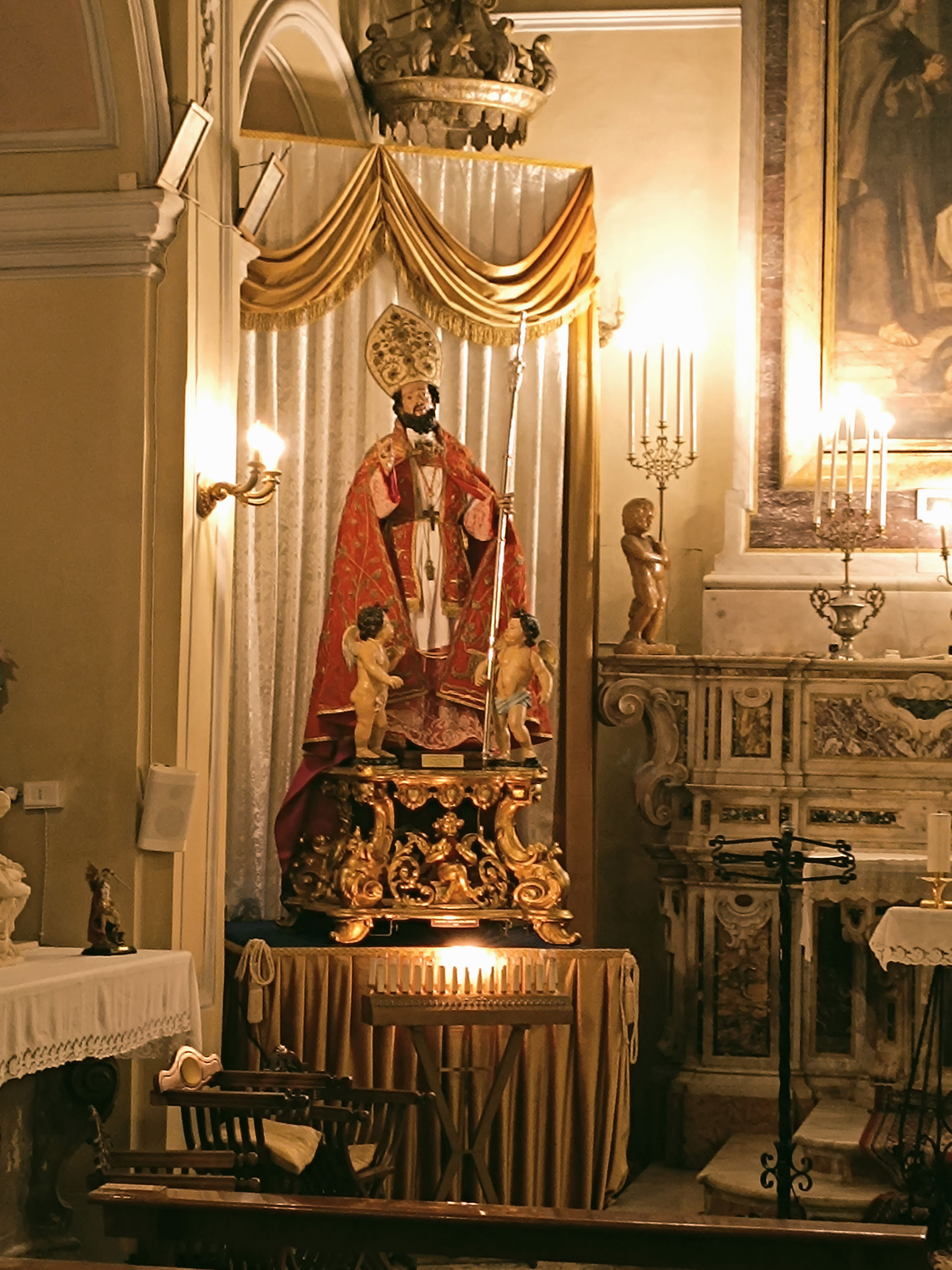Interno della chiesa con la navata unica, prospettiva che conduce lo sguardo verso l’altare 