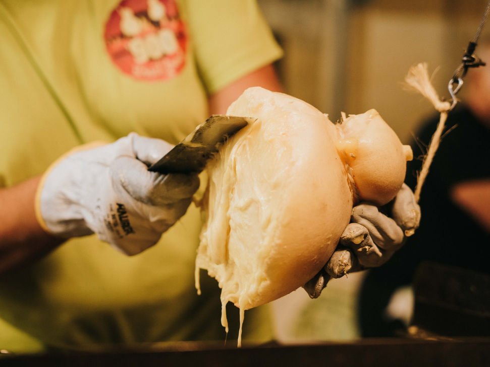 La Sagra della Ciliegia Ferrovia nasce da un legame profondo tra territorio, lavoro agricolo e comunità. Al centro c’è la Ciliegia Ferrovia di Turi, frutto simbolo di una tradizione che affonda le radici nella terra e nel sapere tramandato nel tempo. Intorno a questo prodotto identitario si costruisce una festa che va oltre la dimensione gastronomica, diventando occasione di incontro, condivisione e racconto collettivo.
La Ferrovia rappresenta un equilibrio raro tra qualità, stagionalità e autenticità, valori che la sagra restituisce attraverso il borgo, le sue strade, le sue luci e le sue voci. È un evento che unisce campagna e paese, produttori e visitatori, memoria e presente, trasformando la maturazione del frutto in un momento di partecipazione diffusa. Una celebrazione che rinnova ogni anno il rapporto tra Turi, la sua terra e la sua identità.