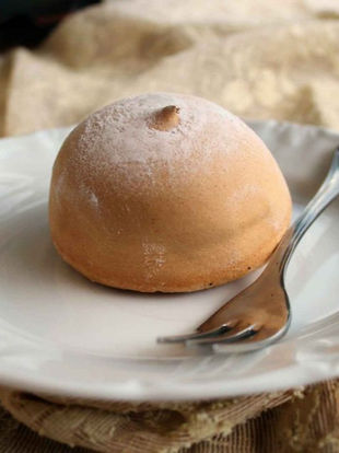 Tette delle Monache tell a story of grace and technique, of careful hands and unhurried time, born behind the grilles of convents in southern Italy. In Altamura, nuns perfected light sponge mixtures and velvety creams, shaping soft domes of sponge cake filled and delicately dusted with icing sugar. Today, this pastry is a symbol of authentic Puglia: a fragment of memory in which sweetness is born of restraint, care and silence.