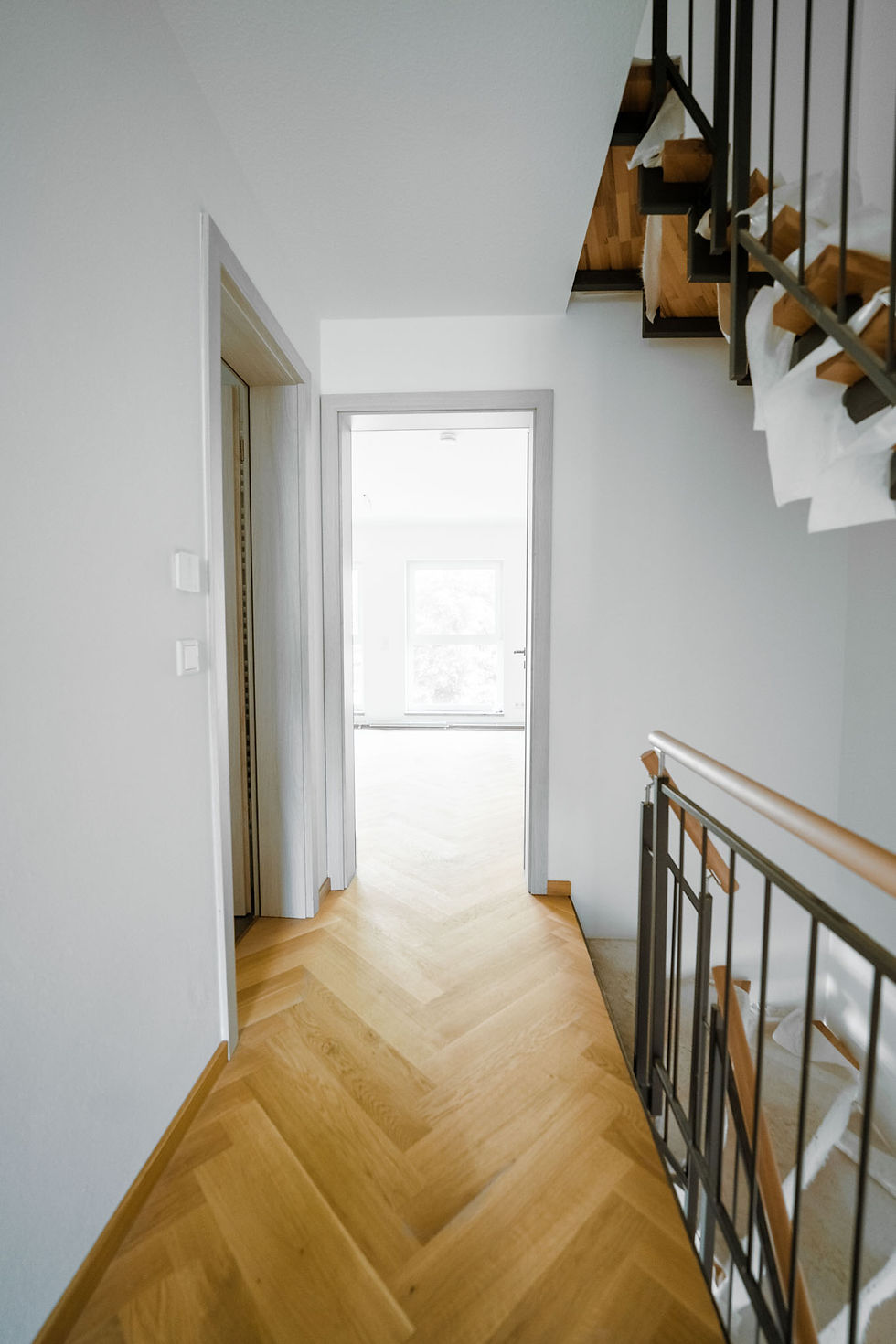 Großes Raum mit Holzofen oder einer Panoramafront.