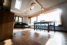 Esszimmer mit Holzboden und großem Panoramafenster.