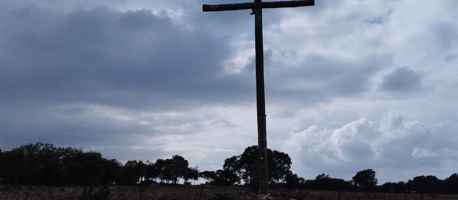 Une croix sur un tas de pierres