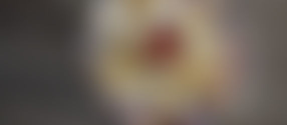 Un pot de miel entouré de morceaux de pommes