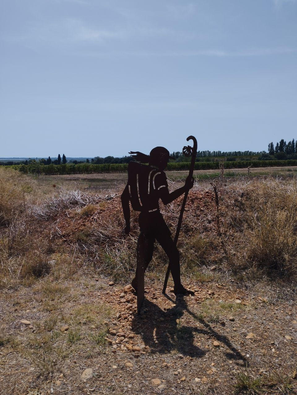 Un pérlerin sculpté dans du métal