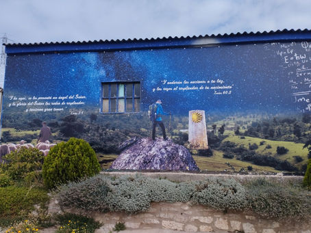 Une fresque peinte sur un mur représentant un pélerin de Compostelle