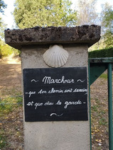 Pilastre en pierre avec une iscription sur le Chemin de Compostelle