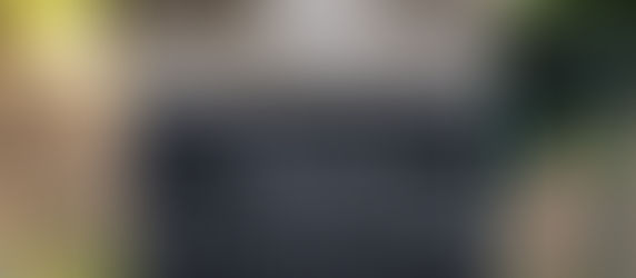 Incription sur une colonne en béton "Marcheur, que ton chemin soit serein, et que dieu te garde"