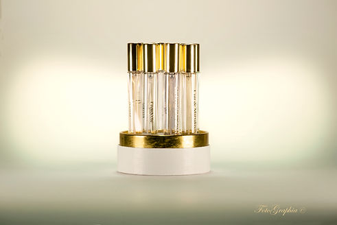 Flacons dorés sur support blanc