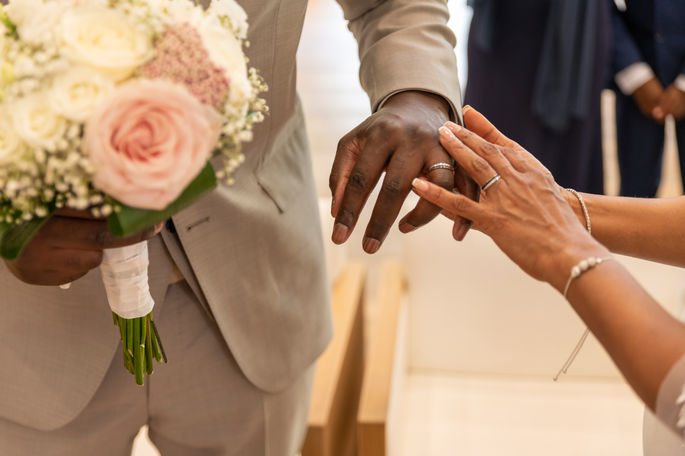 Photographie de mariage, ile de France, couple mixte montre leur alliances à la mairie d’Argenteuil.