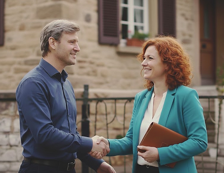 Energieberater Diethelm Engler im persönlichen Beratungsgespräch zur energetischen Sanierung eines Altbaus in der Pfalz.