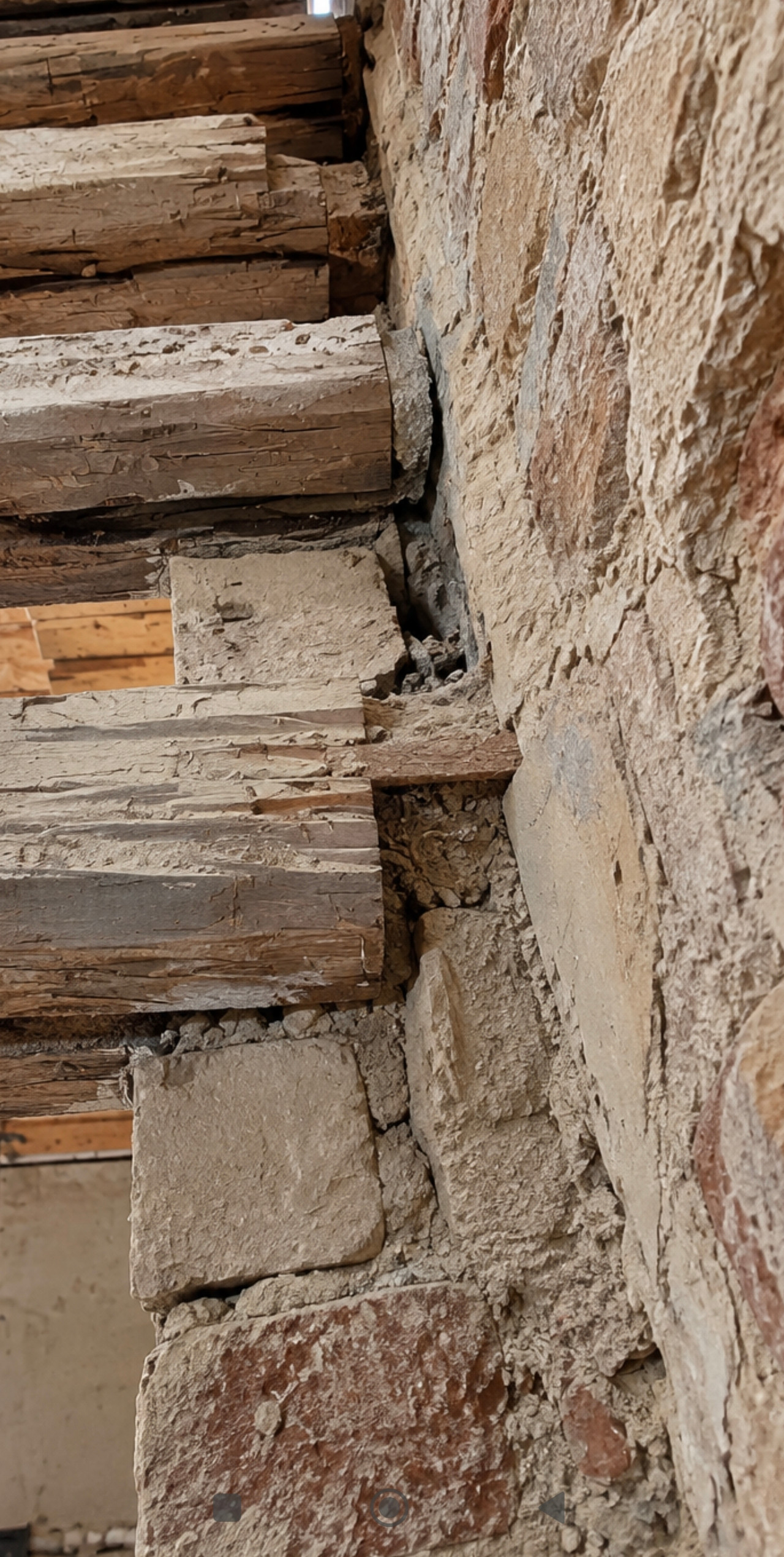 Innendämmung im Altbau – Holzbalkenköpfe im Sandsteinmauerwerk