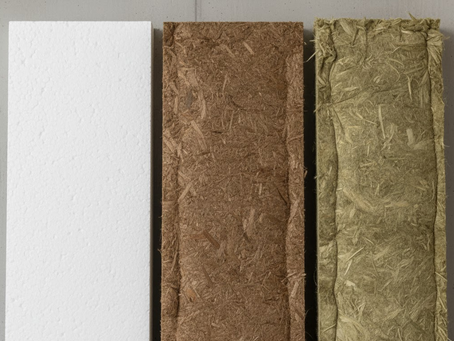 Vergleich von Fassadendämmstoffen: Weißes EPS (Styropor) neben ökologischer Holzfaser- und Hanfdämmung für die Altbausanierung.