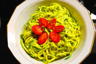 Zucchininudeln mit indonesischer Currysauce / Zucchini noodles with indonesian curry sauce