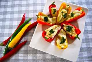 Minipaprika mit rohveganem Frisch'käse'/Mini Bell Peppers with Raw Vegan Cream Cheese