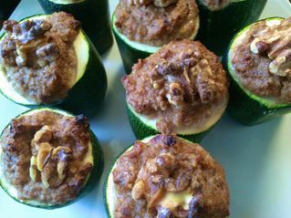 Zucchini-Türmchen mit Zwiebel-Walnuss-Füllung/Zucchini Towers with Onion Walnut Filling
