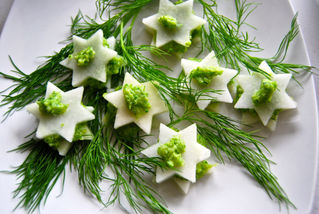 Weihnachtsmenü 2. Gang / Christmas Dinner 2nd Course: Kohlrabisterne mit Brokkolifüllung / Turnip St
