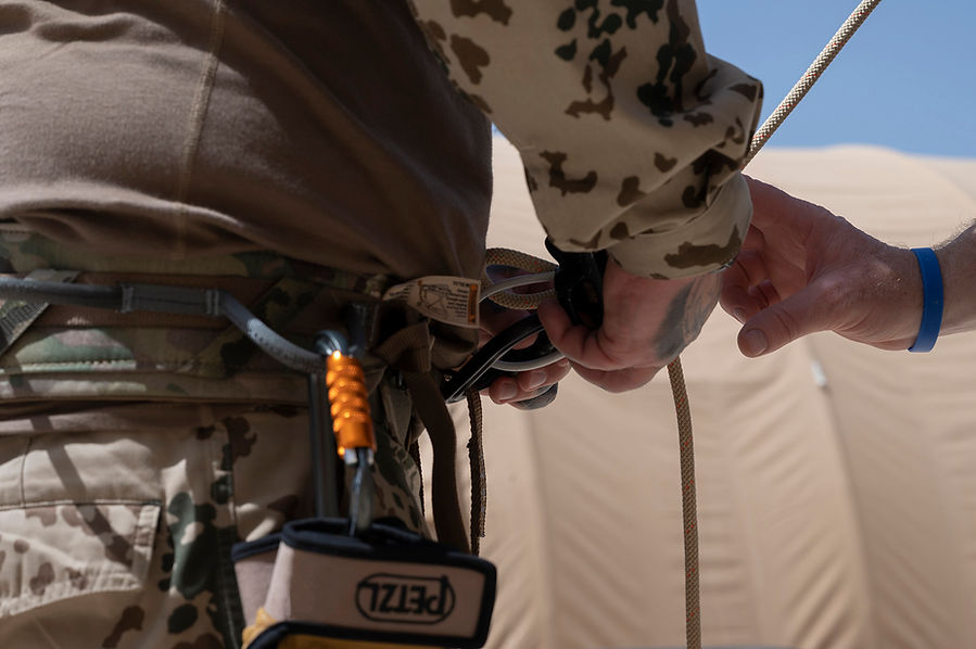 Rappelling_with_German_Force_Protection_(8445805).jpg