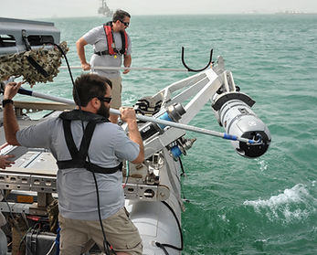 Members_of_an_unmanned_underwater_vehicle_(UUV)_detachment_with_U.S._Navy_Commander_Task_G