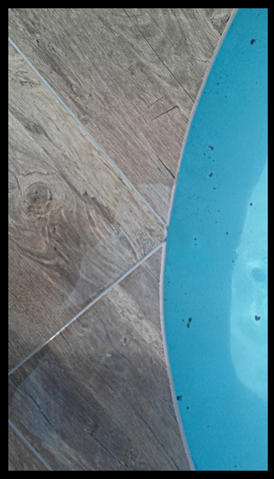 Découpes sur mesure et sur place, avec fraisage des bord de dalles standard pour en faire des margelles d'entrée de piscine sans risque de c content media