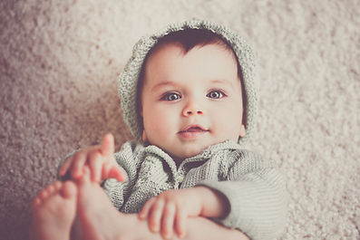 Un niño pequeño adorable