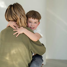 Niño agarrado a su madre