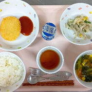 ご飯 コンソメスープ コロッケ ごぼうサラダ ジョア 麦茶