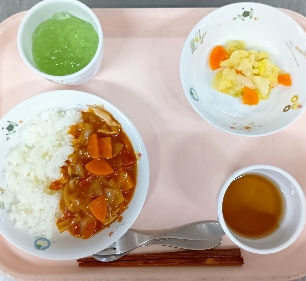 ハヤシライス 白菜の塩こうじドレッシングサラダ ゼリー(青りんご味) 麦茶