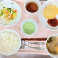 ご飯　ベーコンと野菜のスープ　コロッケ　フレンチサラダ　ゼリー（青りんご味）　麦茶