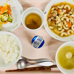 玄米入りご飯 味噌汁 鶏肉とちくわのうま煮 白菜の甘酢和え ジョア 麦茶