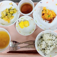 【小満】わかめご飯　味噌汁　干しえび入りかき揚げ　鶏ささみと野菜の和え物　パイナップル　麦茶