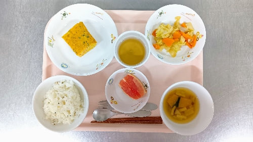 ごま塩ご飯　味噌汁　しらすと青のりの玉子焼き　キャベツの和え物　グレープフルーツ　麦茶