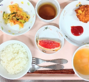 ご飯　コンソメスープ　チキンナゲット　春雨と野菜のサラダ　グレープフルーツ　麦茶